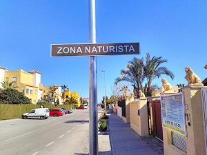 un letrero de la calle para Zona Nautica en una calle de la ciudad en Urbanización Torremar Natura vacacionesenvera.com, en Vera