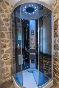 Zimmer mit Dusche und Stuhl in der Unterkunft Hotel Arhontiko Vourloka in Pramanta