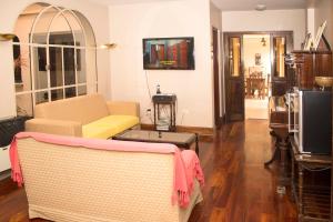 a living room with two chairs and a couch at Lo de Viviana in San Salvador de Jujuy