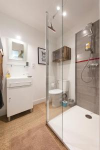 W łazience znajduje się prysznic, umywalka i toaleta. w obiekcie Studio au calme, dans village tranquille w mieście Séné