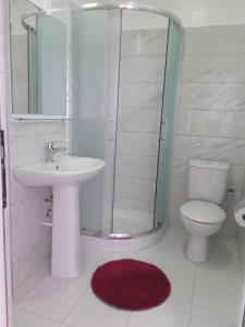 Bilik mandi di Hotel Odhisea Qeparo