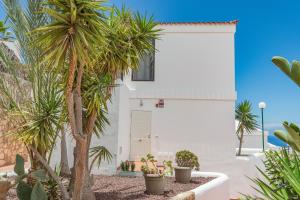 Vonkajšia záhrada v ubytovaní Casa Calma - Modern house with panoramic sea view