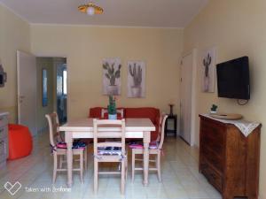 a living room with a table and chairs and a tv at Luigi Apartments&Rooms in Pula