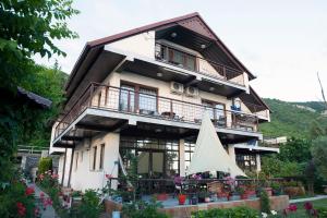 una casa con una tienda delante de ella en Villa Pavlina, en Ohrid