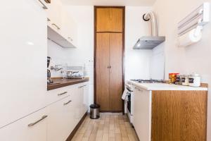Kuchyň nebo kuchyňský kout v ubytování Nina Apartment