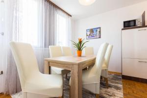 TV a/nebo společenská místnost v ubytování Nina Apartment