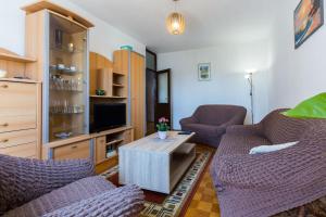 TV a/nebo společenská místnost v ubytování Nina Apartment