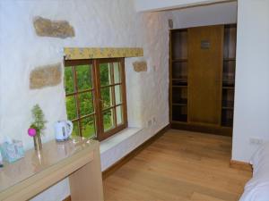um quarto com uma janela e um piso de madeira em The Coachhouse @ Kingsfort House em Ballintogher