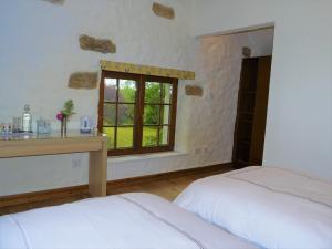 um quarto com uma cama e uma janela em The Coachhouse @ Kingsfort House em Ballintogher
