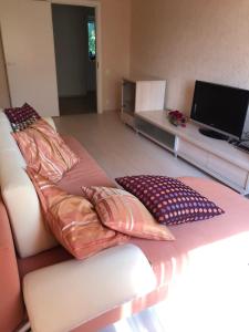 TV in/ali zabaviščno središče v nastanitvi Apartments Kohtla-Jarve