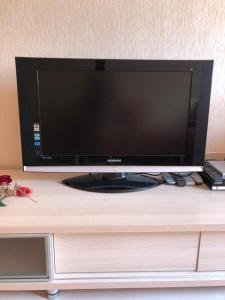 TV in/ali zabaviščno središče v nastanitvi Apartments Kohtla-Jarve