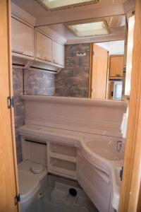 un bagno con un water e un lavandino di Camping Drepanos a Igoumenítsa