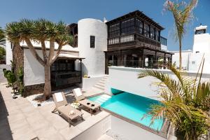une vue aérienne d'une maison avec piscine dans l'établissement Drago by AGM Resorts, à Puerto del Carmen