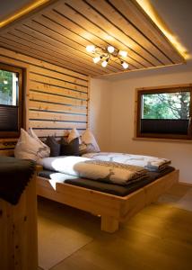 En eller flere senge i et værelse på Chalet Gletscherblick Stubai