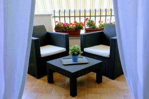 un patio con sillas y una mesa con una maceta en Zama Bed&Breakfast en Scalea