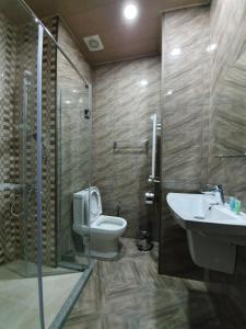 Koupelna v ubytování Hotel Soft + 37 fotografií