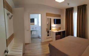 Postel nebo postele na pokoji v ubytování Almalux Jesolo Wellness & Spa 3 stelle superior
