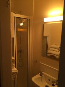 uma casa de banho com um lavatório e um espelho em Marlow Lodge em Blackpool