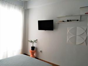 Televízia a/alebo spoločenská miestnosť v ubytovaní Athens Pangrati modern apt 10min to metro
