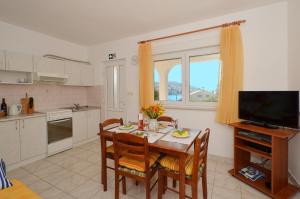 Kuchyň nebo kuchyňský kout v ubytování Apartment House Juretic - 50 m from the beach