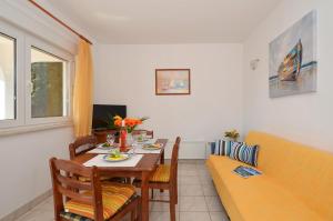 Posezení v ubytování Apartment House Juretic - 50 m from the beach