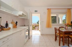 Kuchyň nebo kuchyňský kout v ubytování Apartment House Juretic - 50 m from the beach