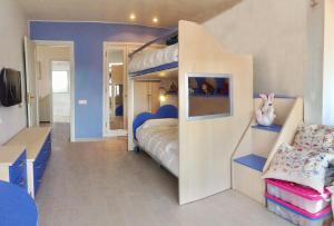 Divstāvu gulta vai divstāvu gultas numurā naktsmītnē Turquesa 3 Fuerteventura