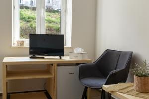 トレンチアンスケ・テプリツェにあるNaturaのデスク、パソコン、椅子が備わるオフィス