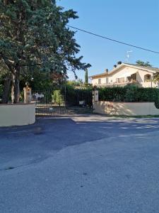 a driveway with a fence and a house at Agriturismo Pettinari in Marina di Grosseto