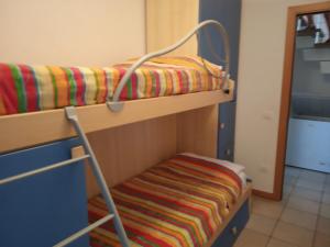 2 stapelbedden met een ladder in een kamer bij villa a mare in Senigallia