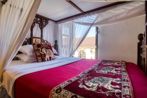 Кровать или кровати в номере Tembo House Hotel