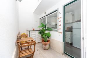a room with a table and a potted plant at Cascais Seaside Home - 2 min away from the beach in Cascais