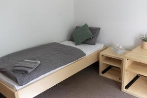 Dormitorio pequeño con cama y mesa en Natura en Trenčianske Teplice