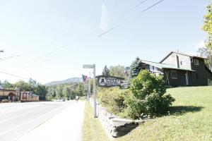 an empty street in a small town with a building at Happy Bear Motel in Killington