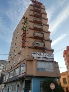 wysoki budynek z znakiem na górze w obiekcie Hotel Alain w mieście Silla