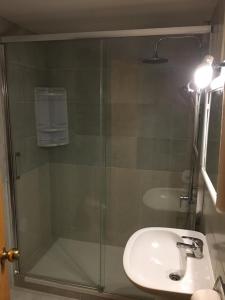 y baño con ducha, lavamanos y lavamanos. en Apartamentos Siglo XXI - Ancla, en Sant Feliu de Guíxols