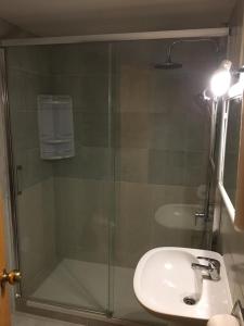 ein Bad mit einer Dusche, einem Waschbecken und einem Waschbecken in der Unterkunft Apartamentos Siglo XXI - Ancla in Sant Feliu de Guixols