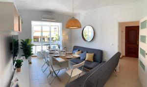 un soggiorno con un tavolo e un divano blu di AYAMONTE Deluxe ad Ayamonte
