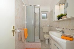 Koupelna v ubytování Apartment House Juretic - 50 m from the beach + 37 fotografií