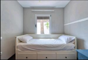 Una cama o camas en una habitación de Apartamentos Siglo XXI - San Agustin