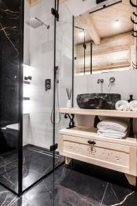 un bagno con doccia e lavandino di Domek Góralski Niedźwiedzia Gawra & Sauna Zone by RentiloPL a Poronin