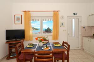 TV a/nebo společenská místnost v ubytování Apartment House Juretic - 50 m from the beach