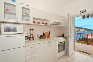 Kuchyň nebo kuchyňský kout v ubytování Apartment House Juretic - 50 m from the beach