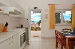 Kuchyň nebo kuchyňský kout v ubytování Apartment House Juretic - 50 m from the beach