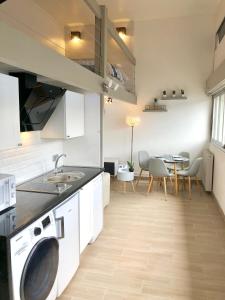 een keuken met een wasmachine en een eetkamer bij Charmant Duplex Trouville-Deauville in Trouville-sur-Mer