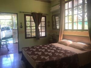 Säng eller sängar i ett rum på San Andres Ultd Inn RNT # 30017