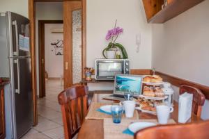 een keuken met een tafel en een laptop bij Pretty House Sorrento in Piano di Sorrento