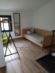 een slaapkamer met een bed en een spiegel in een kamer bij En plein maquis,entre mer&montagne in Vallecalle