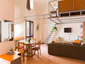 Santa Maria a Vico的住宿－Al Vicolo Stretto，客厅配有沙发和桌子