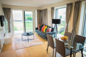 a living room with a couch and a table at Thames View 2 Bed Apartment With Balcony in London